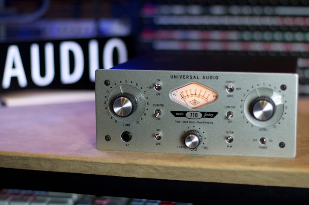 710_twin-finity_tone-blending_mic_preamplifier_di_box_feature_lg