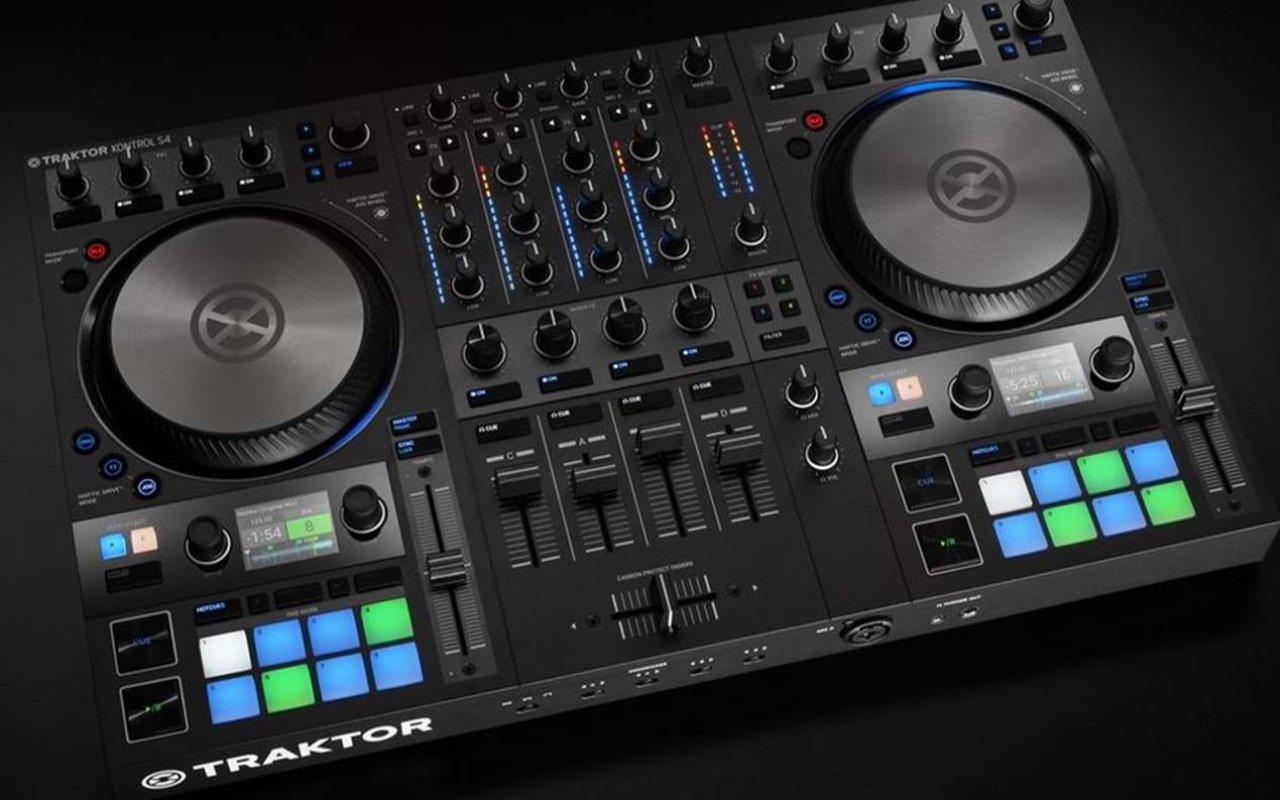Native Instruments Traktor Kontrol S4 M (1)